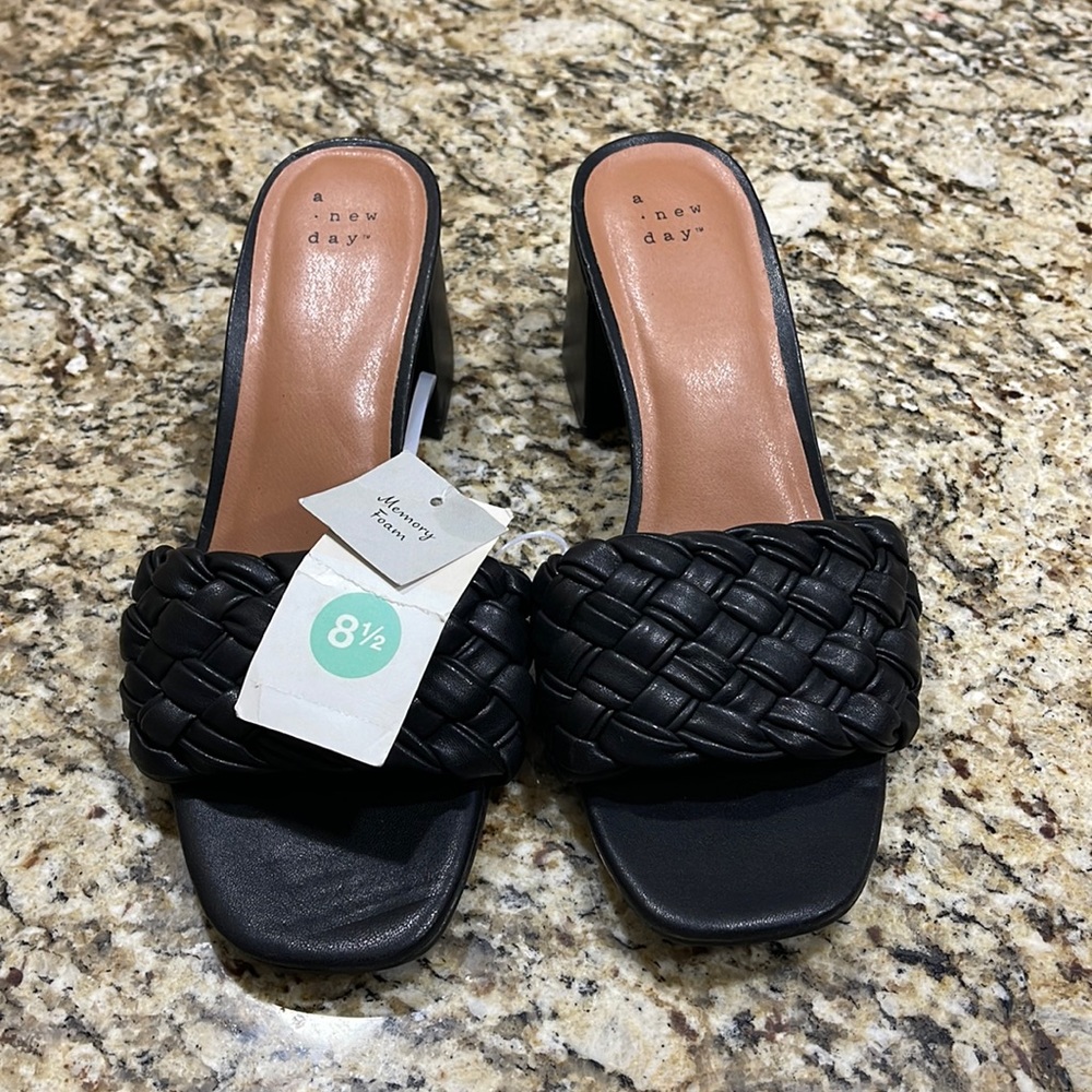 New black heels with tags